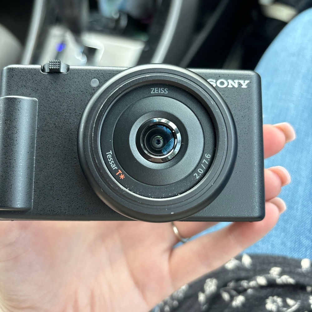 This is a gently used Sony ZV-1F camera. I used it primarily for vlogging.